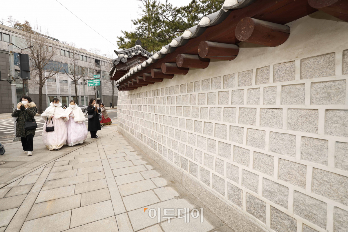 ▲4일 낙서 제거 작업을 마친 서울 종로구 고궁박물관 인근 담장을 따라 시민들이 발걸음을 옮기고 있다. 조현호 기자 hyunho@