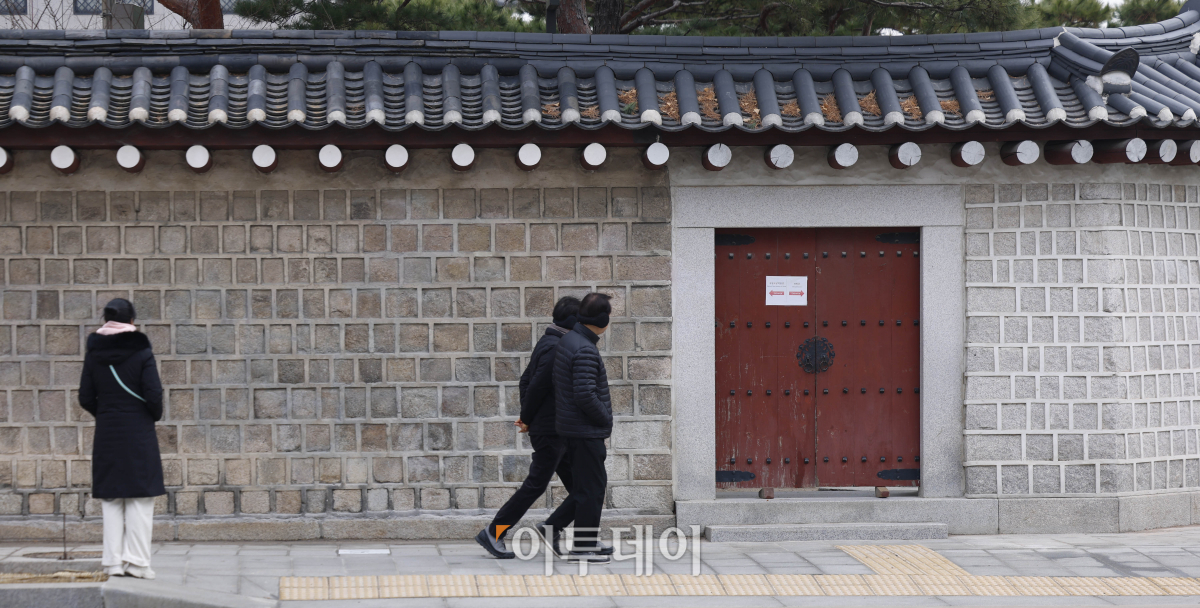 ▲4일 낙서 제거 작업을 마친 서울 종로구 고궁박물관 인근 담장을 따라 시민들이 발걸음을 옮기고 있다. 조현호 기자 hyunho@
