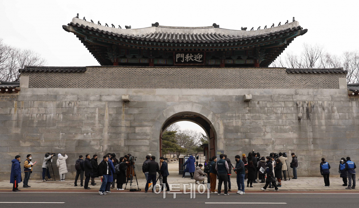 ▲4일 낙서 제거 작업을 마친 서울 종로구 경복궁 영추문 앞에서 시민들이 낙서가 제거된 담벼락을 살펴보고 있다. 조현호 기자 hyunho@