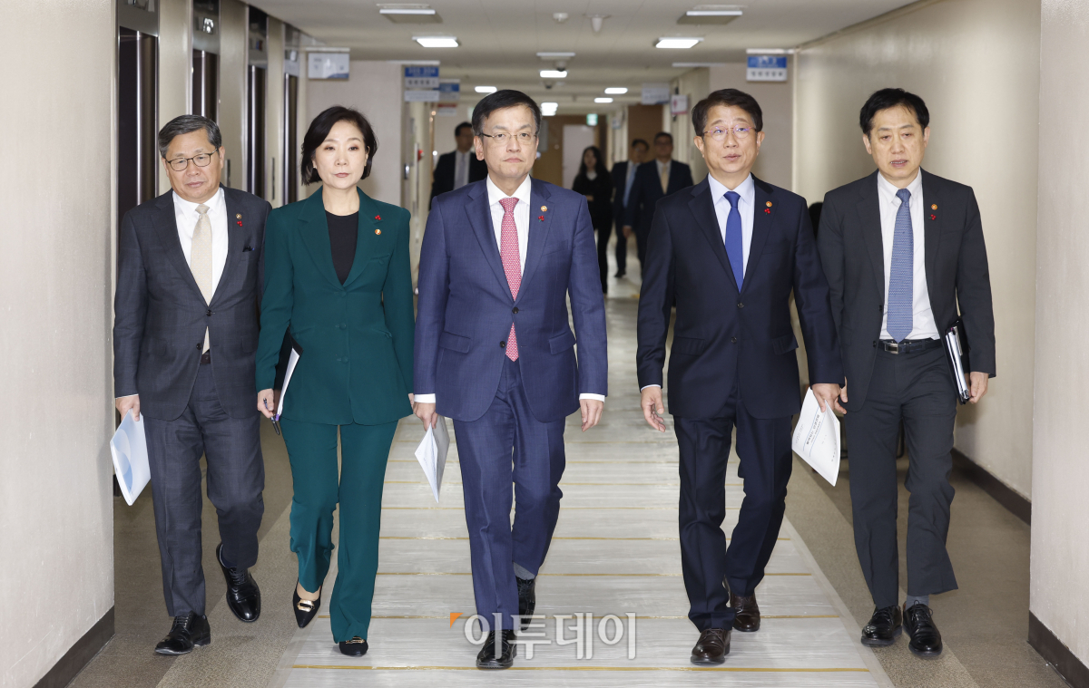 ▲최상목 경제부총리 겸 기획재정부 장관을 비롯한 관계부처 장관들이 4일 서울 종로구 정부서울청사 합동브리핑실에서 열린 2024년 경제정책방향 관계부처 합동 브리핑에 참석하고 있다. 왼쪽부터 전병극 문화체육관광부 제1차관, 오영주 중소벤처기업부 장관, 최 부총리, 박상우 국토교통부 장관, 김주현 금융위원회 위원장. 조현호 기자 hyunho@