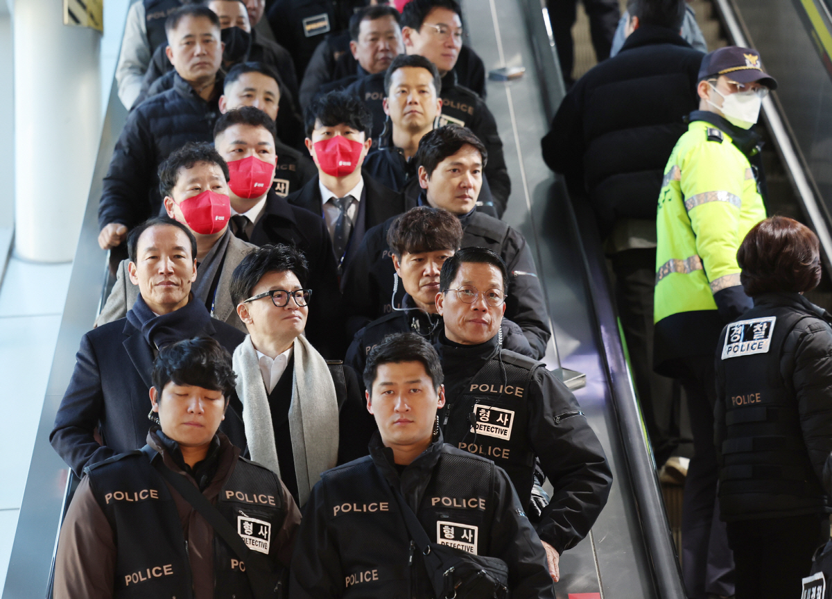 ▲강화된 경호 속 이동하는 한동훈 비대위원장 (연합뉴스)
