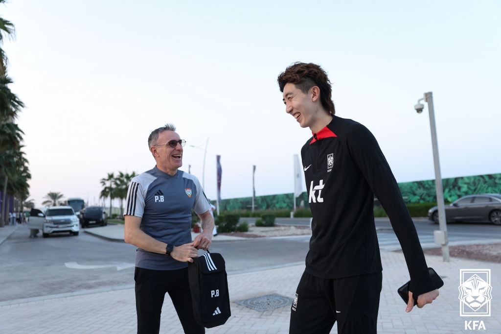 ▲파울루 벤투 아랍에미리트(UAE) 축구 국가대표팀 감독이 3일(현지시간) 전지훈련차 뉴욕대학교 아부다비 스타디움을 찾은 한국 남자축구대표팀 조현우와 인사를 나누고 있다. (사진제공=대한축구협회)