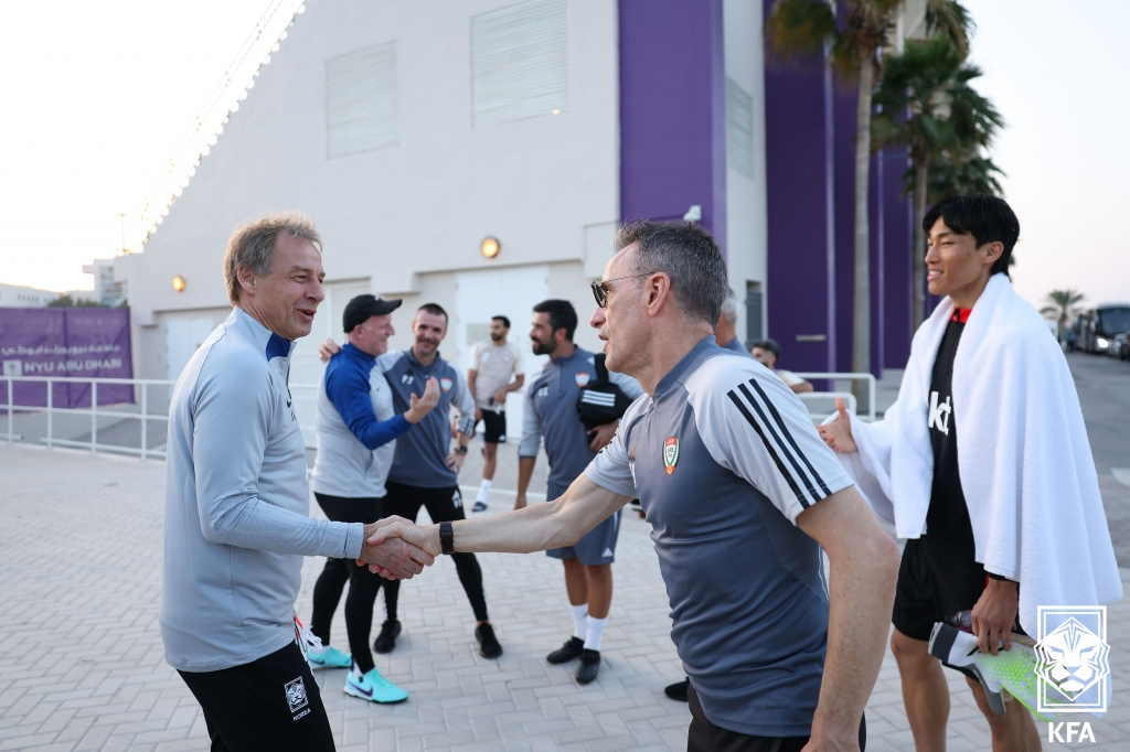 ▲파울루 벤투 아랍에미리트(UAE) 축구 국가대표팀 감독이 3일(현지시간) 전지훈련차 뉴욕대학교 아부다비 스타디움을 찾은 위르겐 클린스만 한국 남자축구대표팀 감독과 인사를 나누고 있다. (사진제공=대한축구협회)