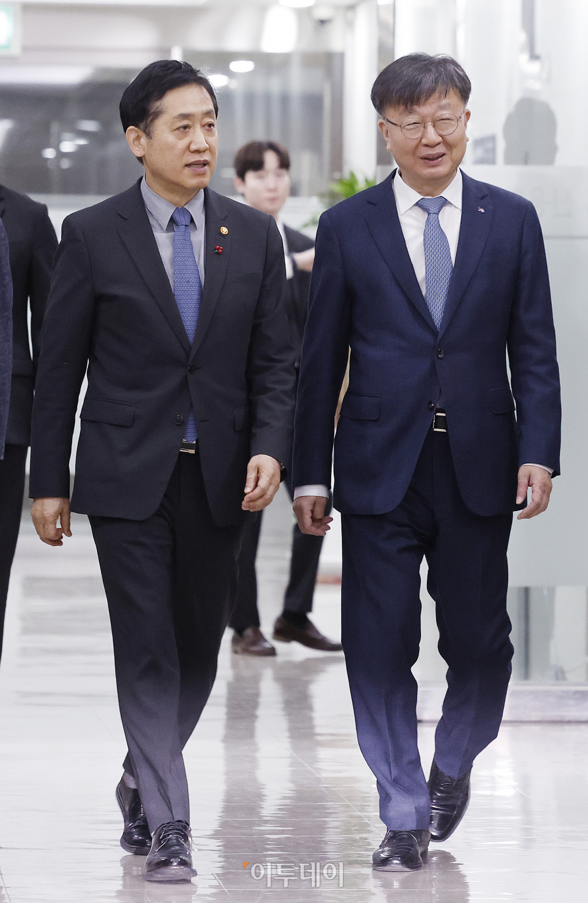 ▲김주현(왼쪽) 금융위원회 위원장과 이재연 서민금융진흥원 원장이 5일 오전 서울 중구 서민금융통합지원센터에서 열린 서민금융지원 현장 간담회에 참석하고 있다. 조현호 기자 hyunho@