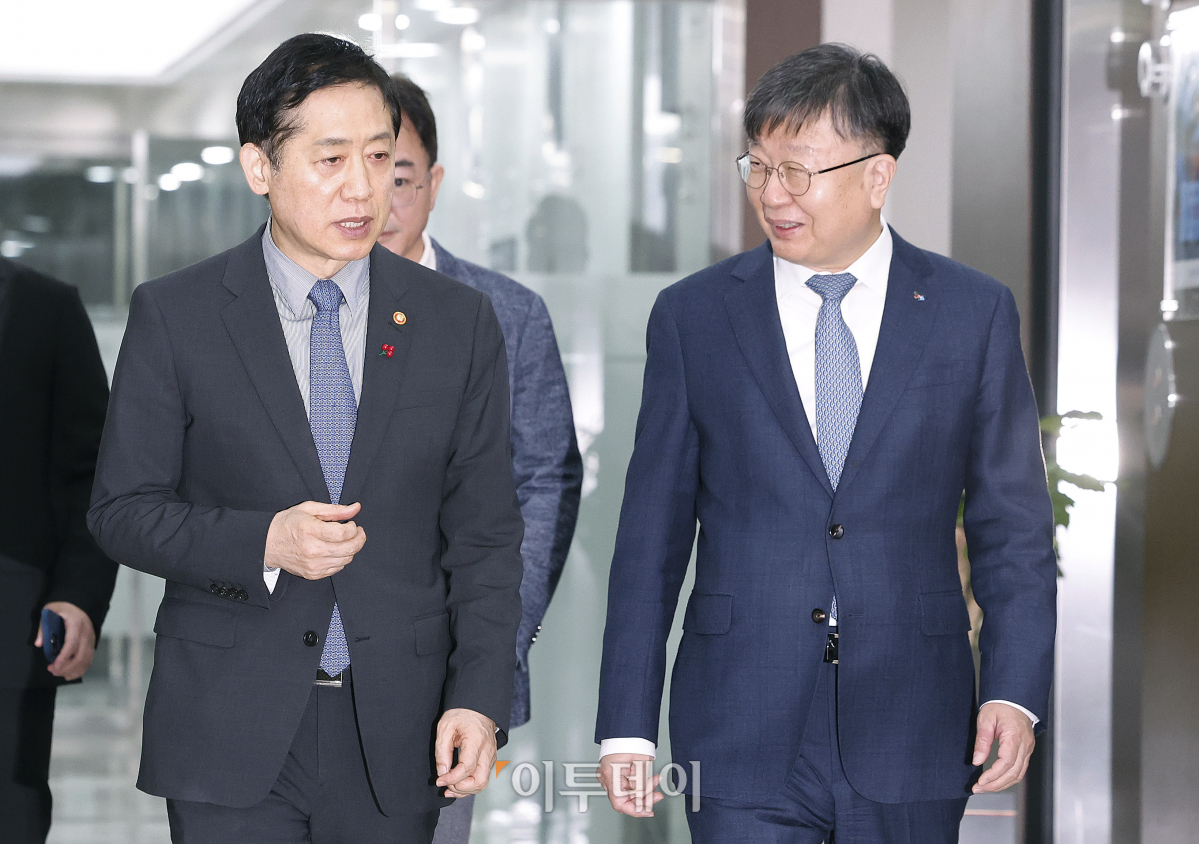 ▲김주현(왼쪽) 금융위원회 위원장과 이재연 서민금융진흥원 원장이 5일 오전 서울 중구 서민금융통합지원센터에서 열린 서민금융지원 현장 간담회에 참석하고 있다. 조현호 기자 hyunho@