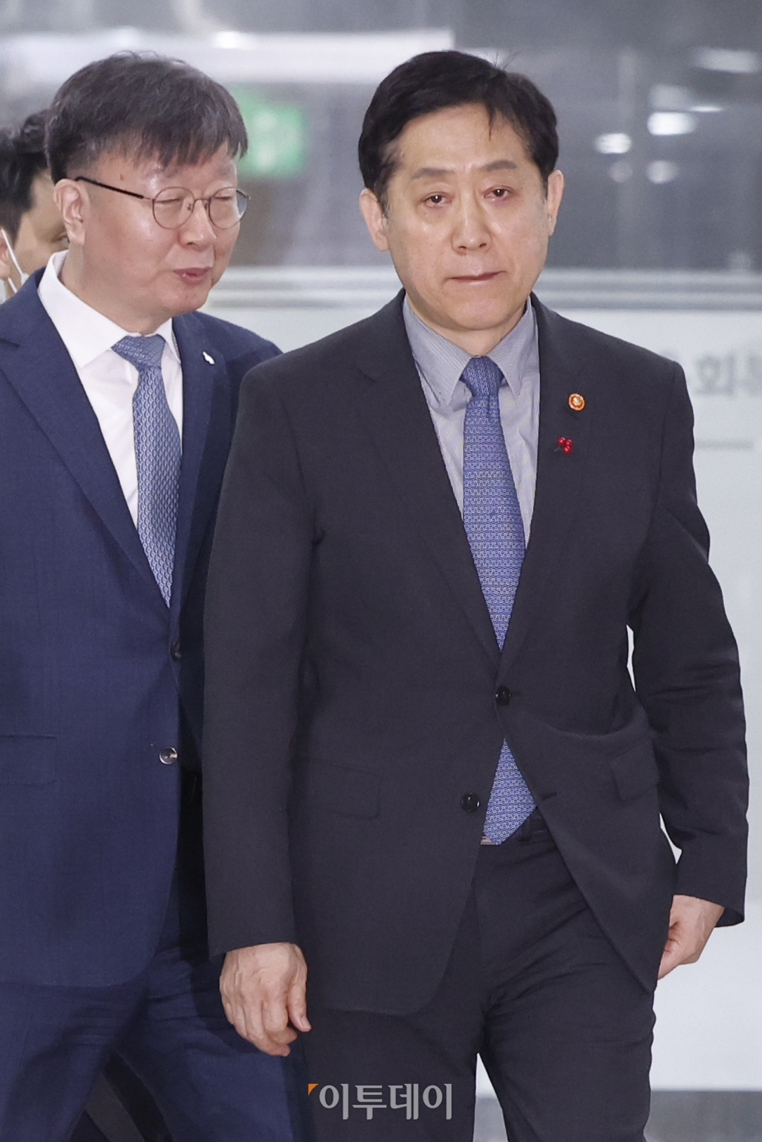 ▲김주현(오른쪽) 금융위원회 위원장과 이재연 서민금융진흥원 원장이 5일 오전 서울 중구 서민금융통합지원센터에서 열린 서민금융지원 현장 간담회에 참석하고 있다. 조현호 기자 hyunho@