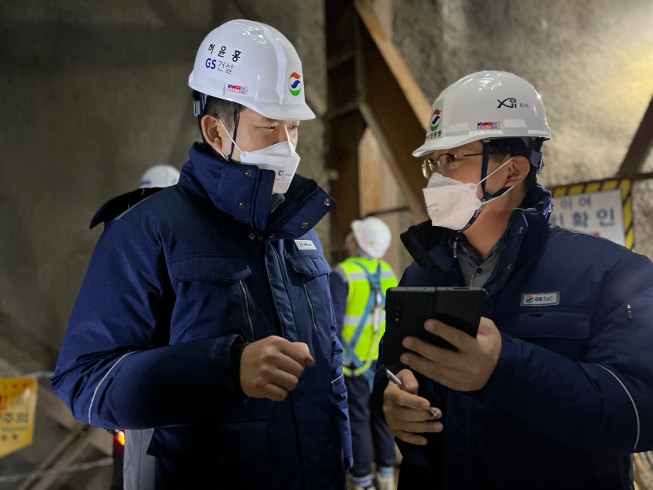 ▲허윤홍 GS건설 대표(사진 왼쪽)가 이달 4일 신림~봉천_터널도로건설공사 현장에서 현장관계자의 이야기를 청취하고 있다. (자료제공=GS건설)