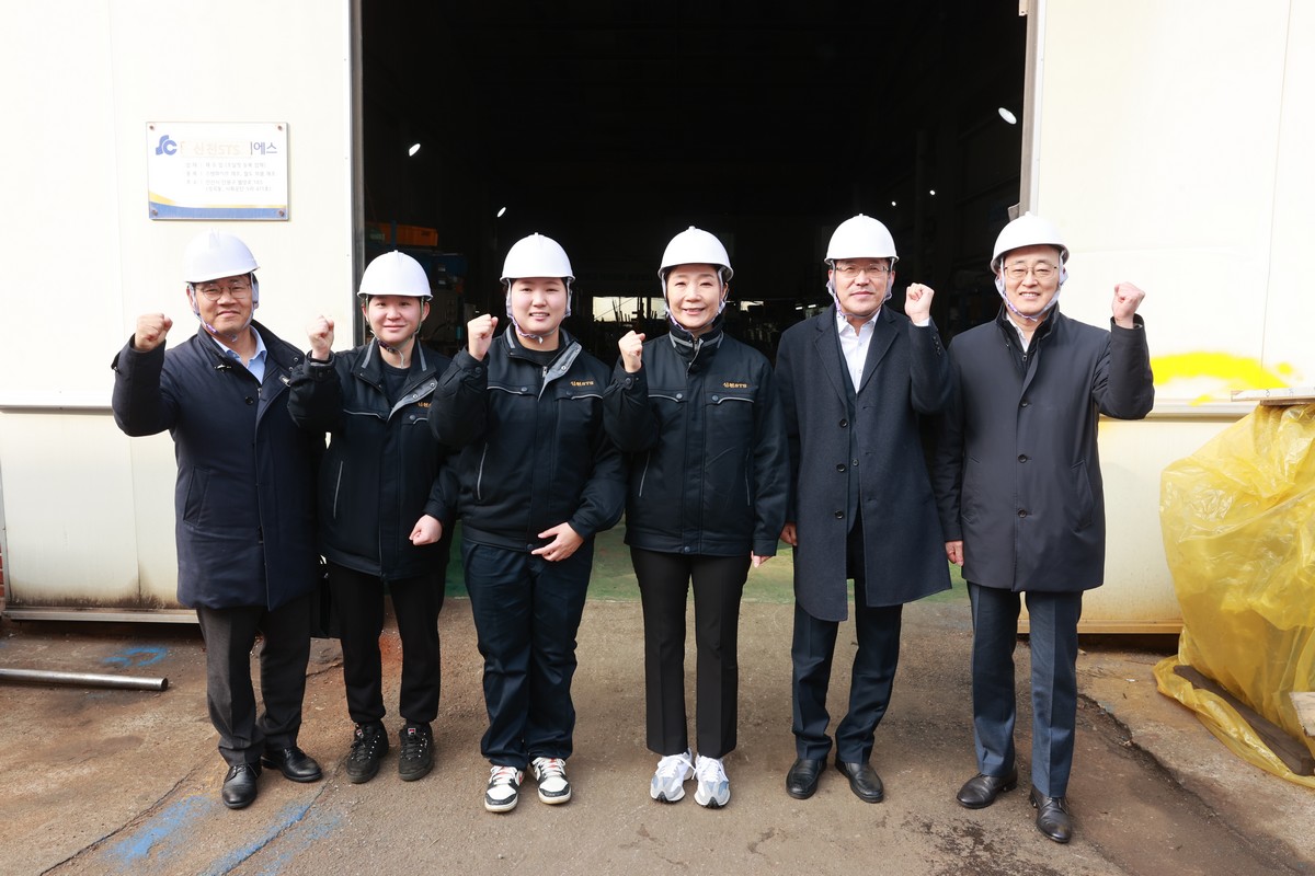 ▲오영주 중소벤처기업부 장관(오른쪽에서 세 번째)이 5일 경기 안산 소재 스테인리스 파이프 직조관 생산 업체 '신천 STS'를 방문해 대표 및 직원들과 기념 촬영을 하고 있다. (사진제공=중소벤처기업부)