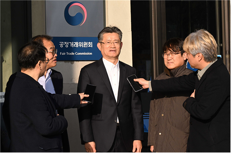 ▲한국인터넷신문협회 이의춘 회장이 4일 공정거래위원회를 방문해 진정서를 제출하고 브리핑을 하고 있다. (사진제공=한국인터넷신문협회)
