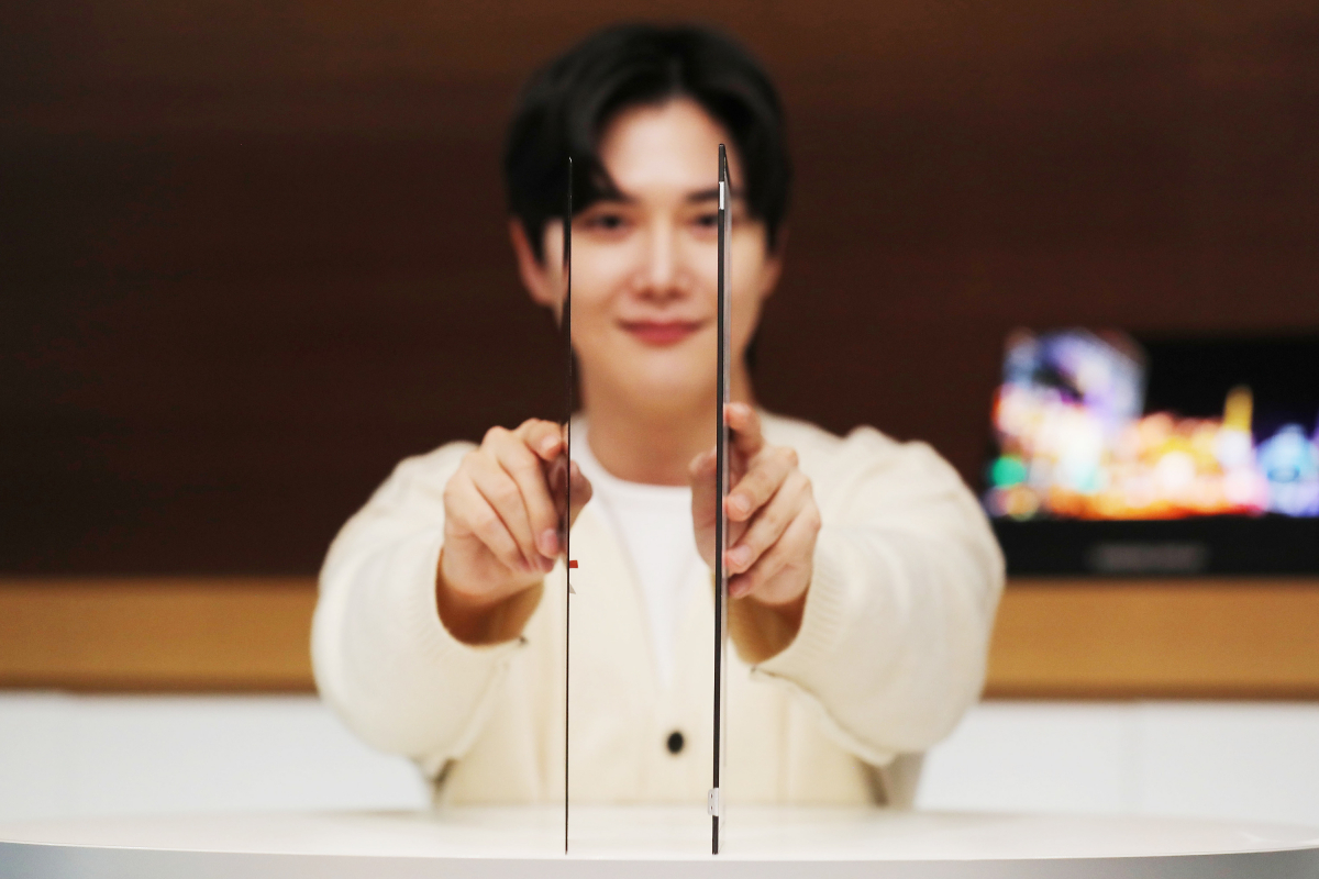 ▲삼성디스플레이의 IT용 UT OLED 패널(왼쪽)과 비교 대상인 LCD 패널(오른쪽) (자료제공=삼성디스플레이)