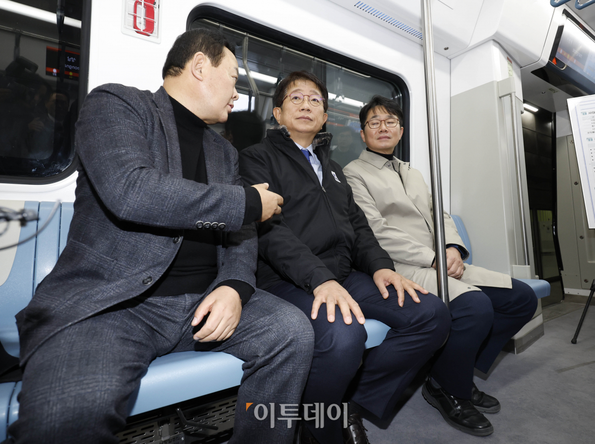 ▲박상우 국토교통부 장관이 5일 경기 화성시 동탄역에서 GTX-A 차량에 탑승해 관계자에게 차량에 대한 설명을 듣고 있다. 조현호 기자 hyunho@