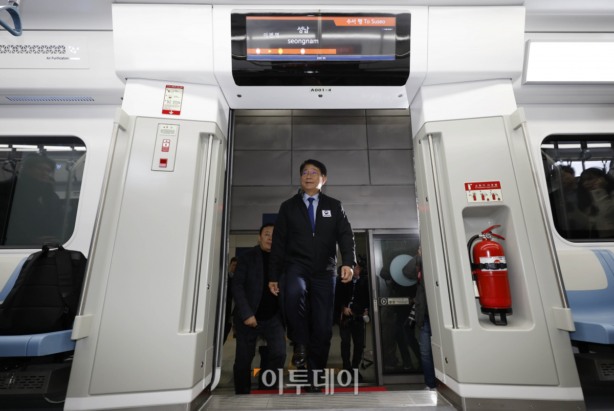 ▲박상우 국토교통부 장관이 5일 경기 화성시 동탄역에서 시운전 중인 GTX-A 차량에 탑승하고 있다. 조현호 기자 hyunho@