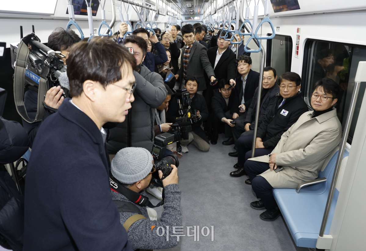 ▲박상우(오른쪽 두번째) 국토교통부 장관이 5일 경기 화성시 동탄역에서 GTX-A 차량에 탑승해 관계자에게 차량에 대한 설명을 듣고 있다. 조현호 기자 hyunho@