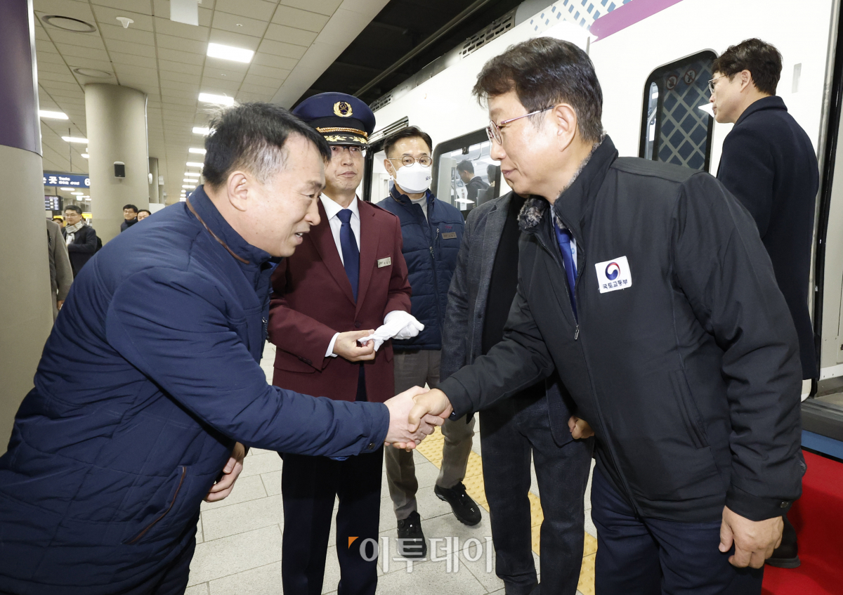 ▲5일 동탄역에서 GTX-A를 타고 수서역에 도착한 박상우 국토교통부 장관이 열차에서 내리며 관계자와 악수를 하고 있다. 조현호 기자 hyunho@