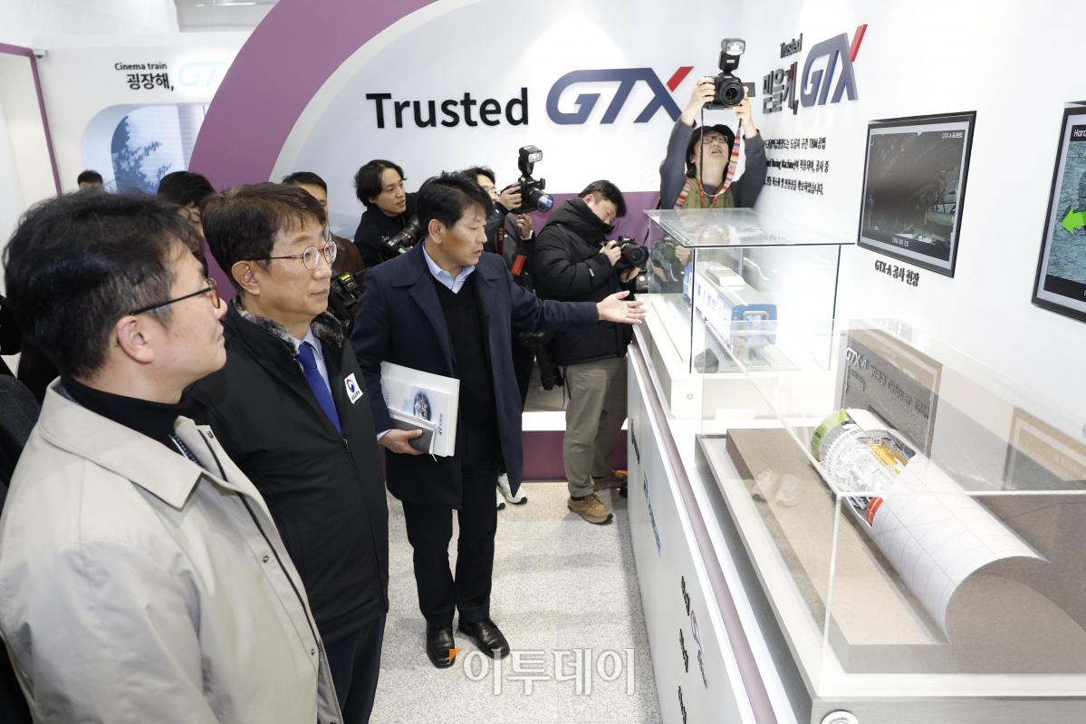 ▲박상우(왼쪽 두번째) 국토교통부 장관이 5일 서울 강남구 수서역에 마련된 GTX 홍보관을 살펴보고 있다. 조현호 기자 hyunho@