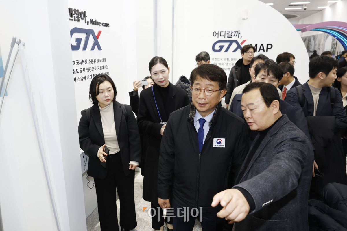 ▲박상우(가운데) 국토교통부 장관이 5일 서울 강남구 수서역에 마련된 GTX 홍보관을 살펴보고 있다. 조현호 기자 hyunho@