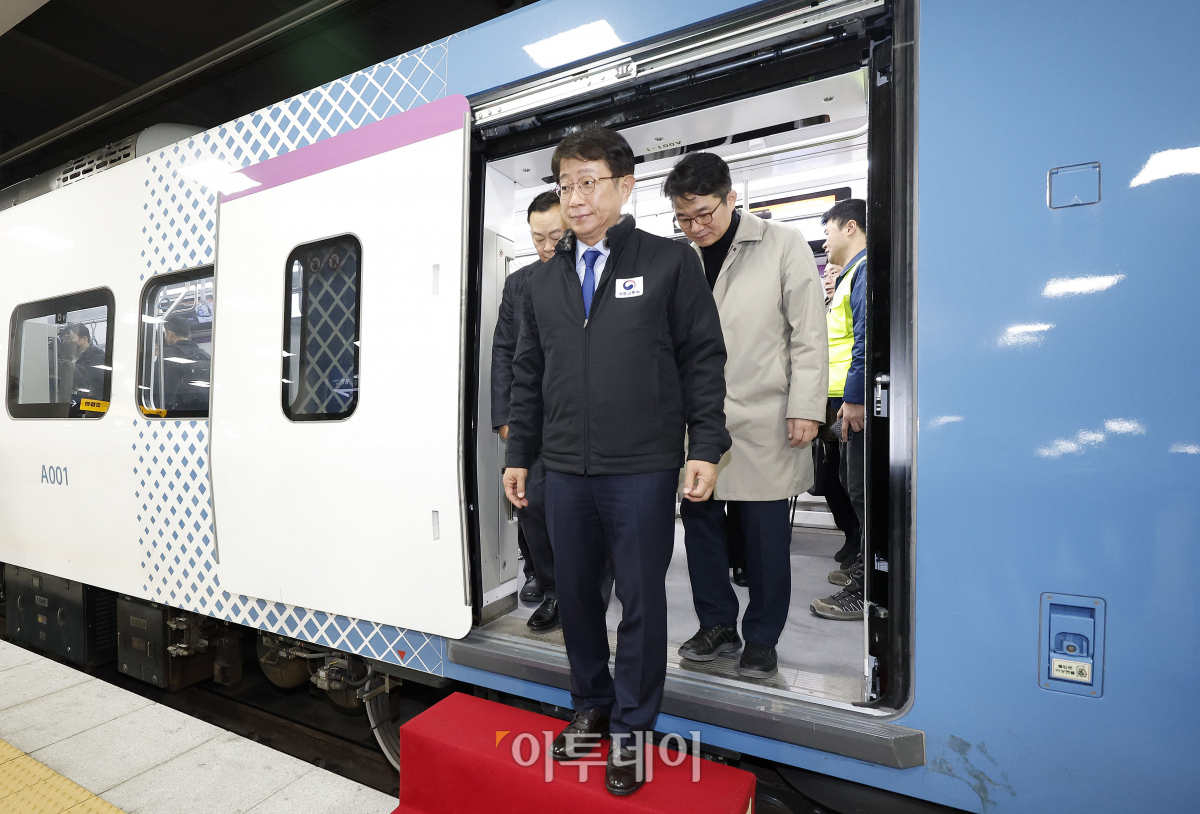 ▲5일 동탄역에서 GTX-A를 타고 수서역에 도착한 박상우 국토교통부 장관이 열차에서 내리고 있다. 조현호 기자 hyunho@