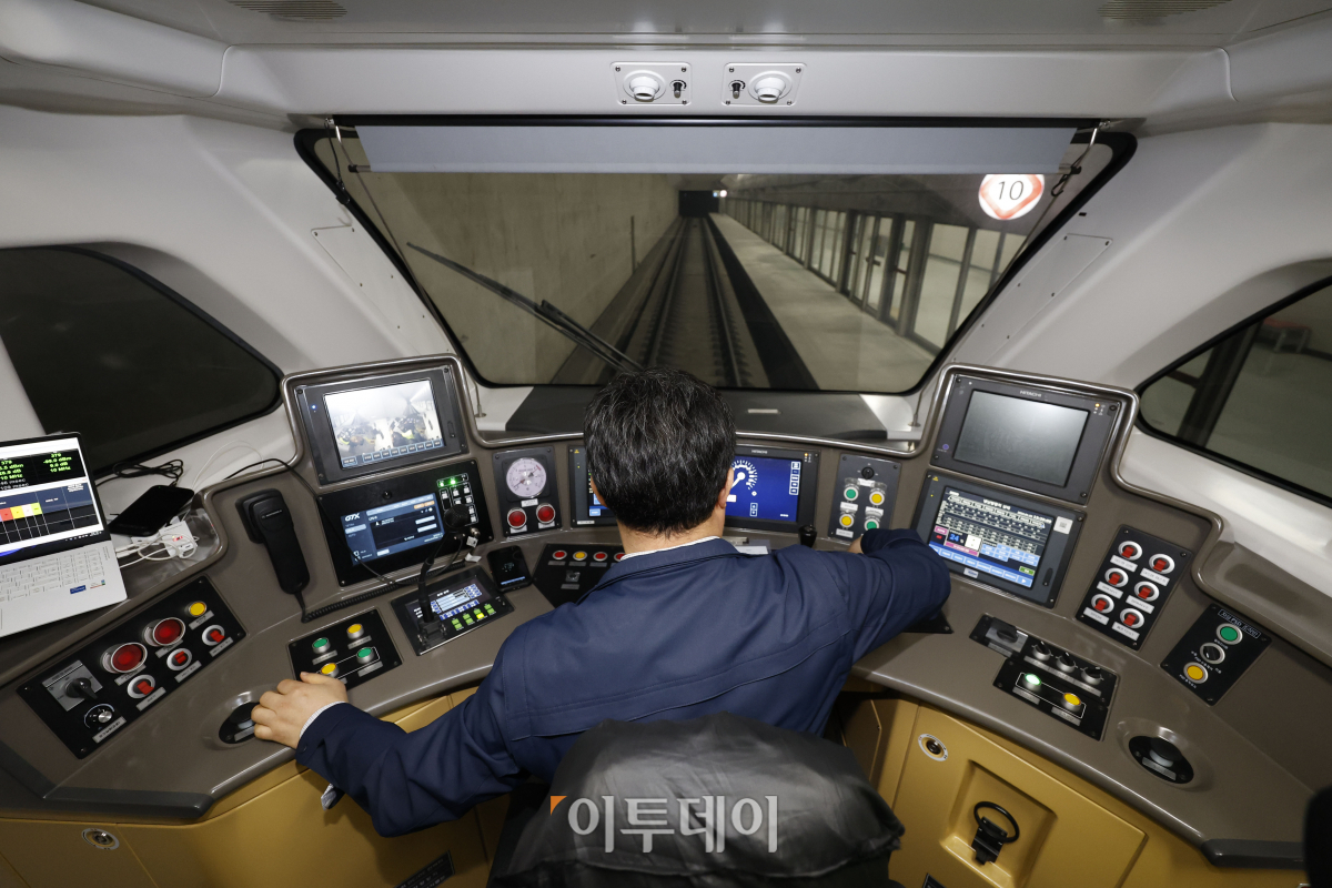 ▲5일 경기 화성시 동탄역에서 관계자가 GTX-A 차량 시운전에 앞서 차량 점검을 하고 있다. 조현호 기자 hyunho@