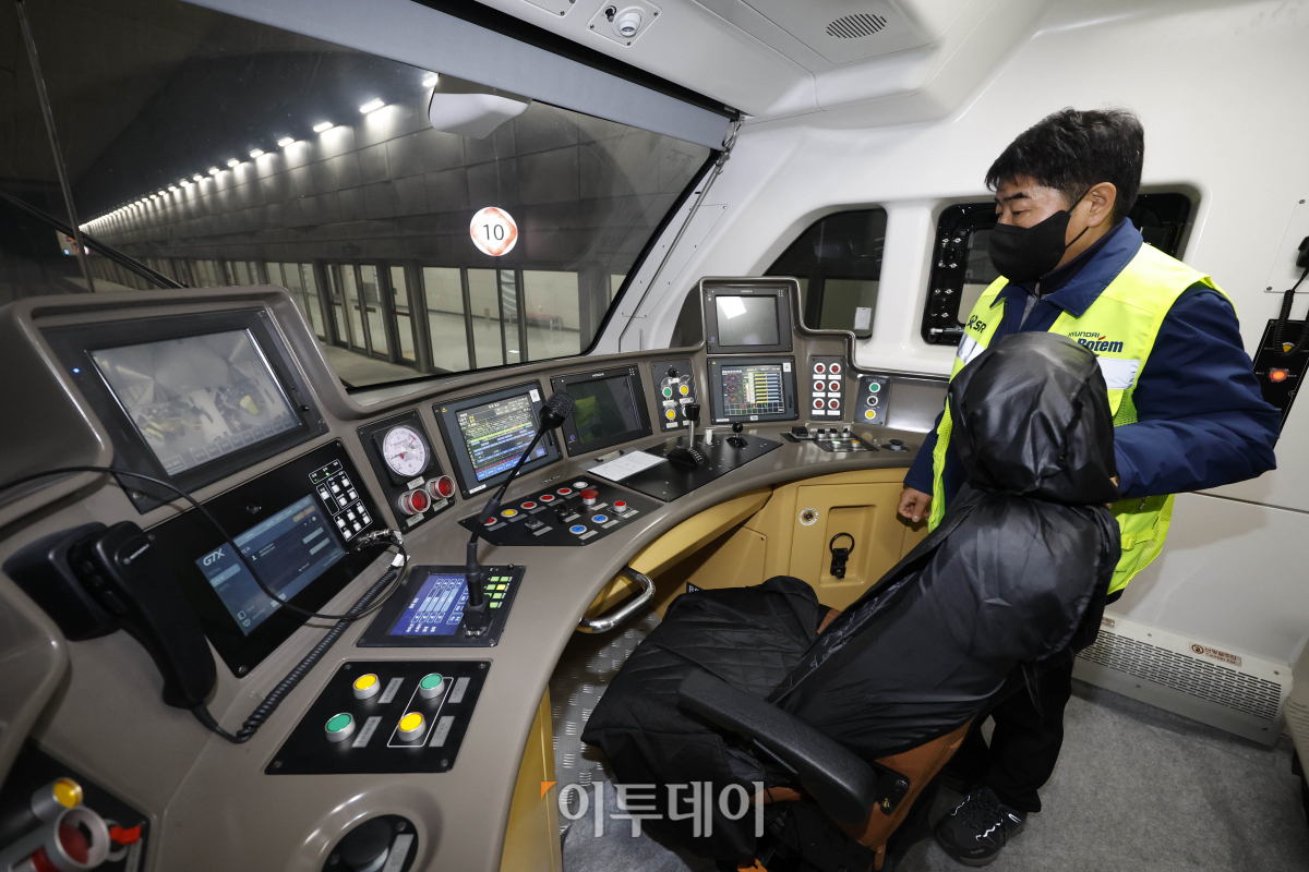 ▲5일 경기 화성시 동탄역에서 관계자가 GTX-A 차량 시운전에 앞서 차량 점검을 하고 있다. 조현호 기자 hyunho@