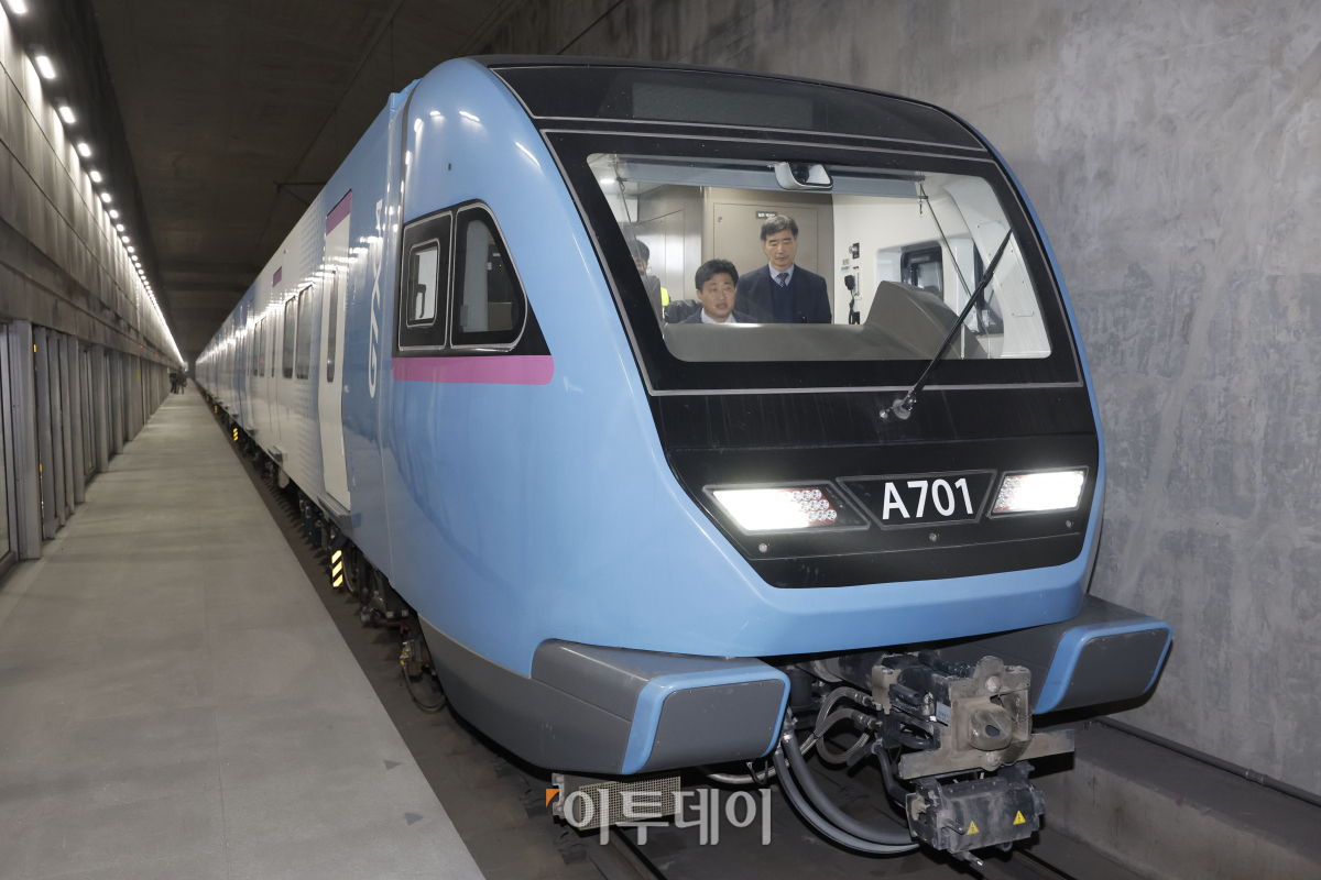 ▲5일 경기 화성시 GTX-A 동탄역 승강장에 열차가 들어오고 있다. 조현호 기자 hyunho@