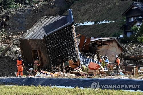 ▲새해 첫날 일본 이시카와현 노토반도를 흔든 강진으로 와지마시의 주택이 뒤집힌 가운데 4일 소방관들이 실종자들을 찾고 있다.  (사진제공=연합뉴스)