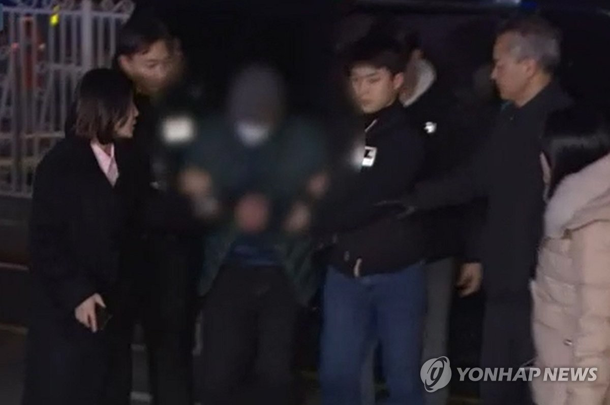 ▲6일 새벽 경기도 고양시 일산 서부경찰서에서 다방 영업을 하던 여성 2명을 살해한 혐의를 받는 이모 씨가 검거돼 압송되고 있다. (사진제공=연합뉴스)