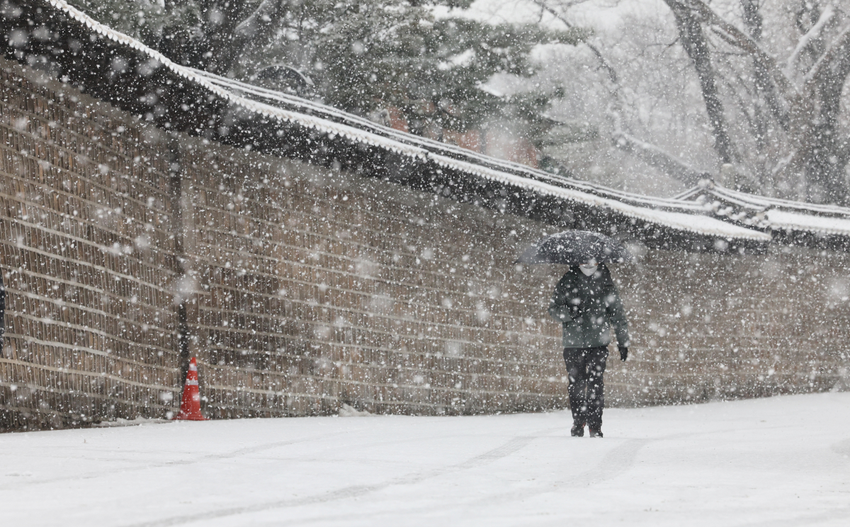 ▲서울지역에 대설주의보가 내려진 지난달 30일 서울 종로구 세종대로 일대에서 한 시민이 우산을 쓰고 지나가고 있다. (뉴시스)