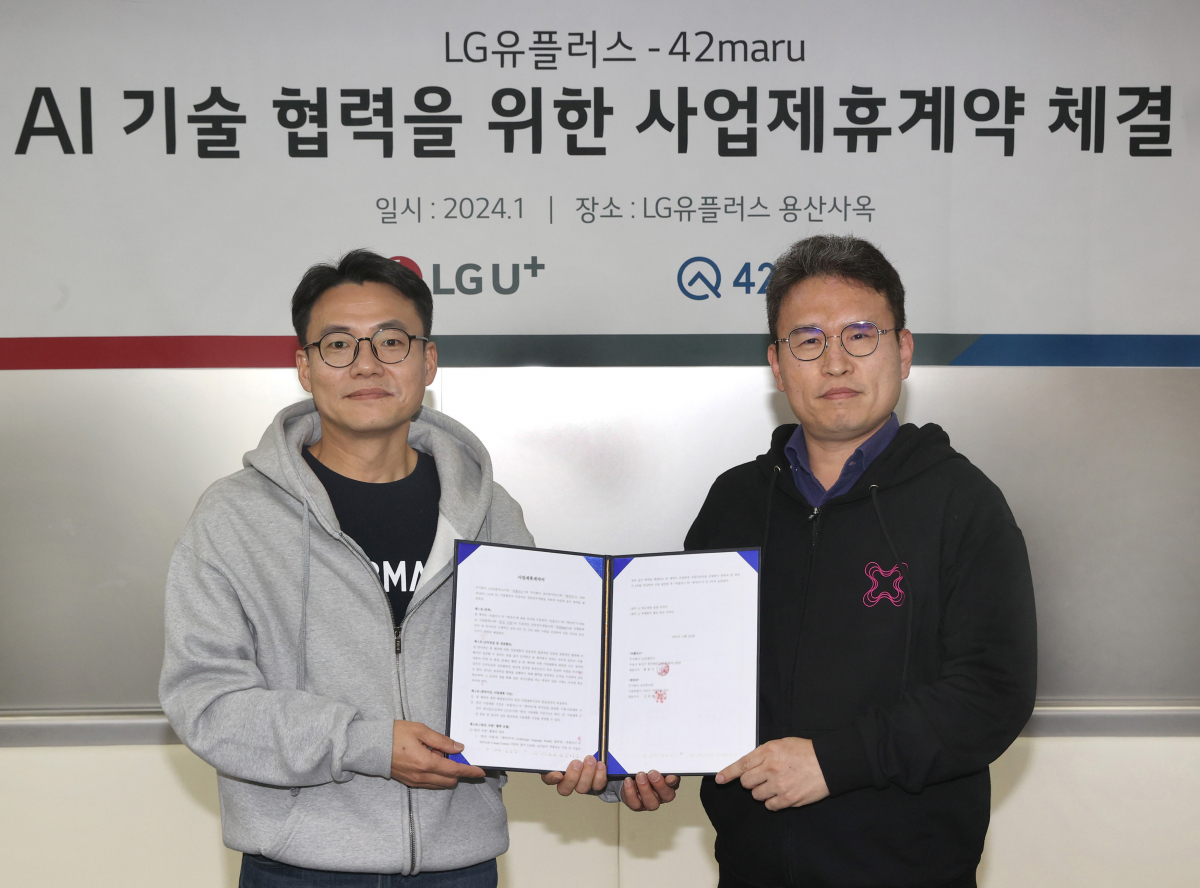 ▲LG유플러스는 B2B(기업 간 거래) 사업 역량 강화를 위해 언어 인공지능(AI) 전문 스타트업 ‘포티투마루’ 에 약 100억원 규모의 지분투자를 단행하고 사업 협력을 위한 업무 협약을 체결했다고 7일 밝혔다. 사진은 LG유플러스 용산 사옥에서 전병기 LG유플러스 AI/데이터 기술그룹장(오른쪽)과 김동환 포티투마루 대표(왼쪽)가 업무협약을 맺고 기념 사진을 촬영하는 모습. 사진제공=LG유플러스
