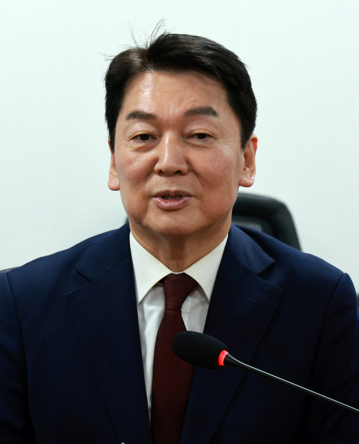 ▲안철수 국민의힘 의원이 15일 오후 서울 여의도 국회 의원회관에서 이상민 무소속 의원과 면담하고 있다. (뉴시스)