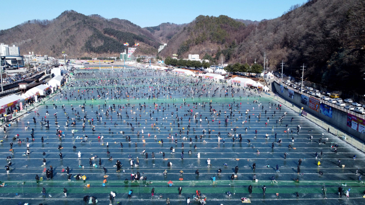 ▲7일 강원 화천군 화천천 일대에서 열린 화천 산천어축제를 찾은 시민들이 얼음낚시를 하고 있다. 올해로 20주년을 맞은 화천 산천어축제는 매년 100만명 이상이 방문하고 있다. 신태현 기자 holjjak@