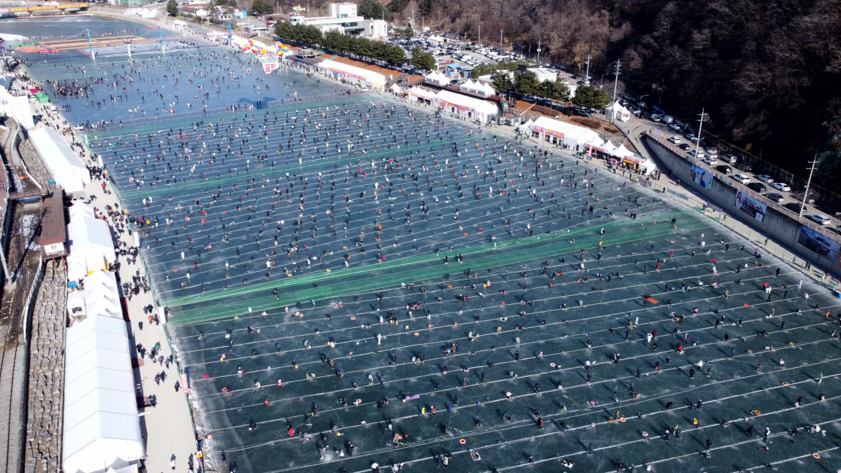 ▲7일 강원 화천군 화천천 일대에서 열린 화천 산천어축제를 찾은 시민들이 얼음낚시를 하고 있다. 올해로 20주년을 맞은 화천 산천어축제는 매년 100만명 이상이 방문하고 있다. 신태현 기자 holjjak@