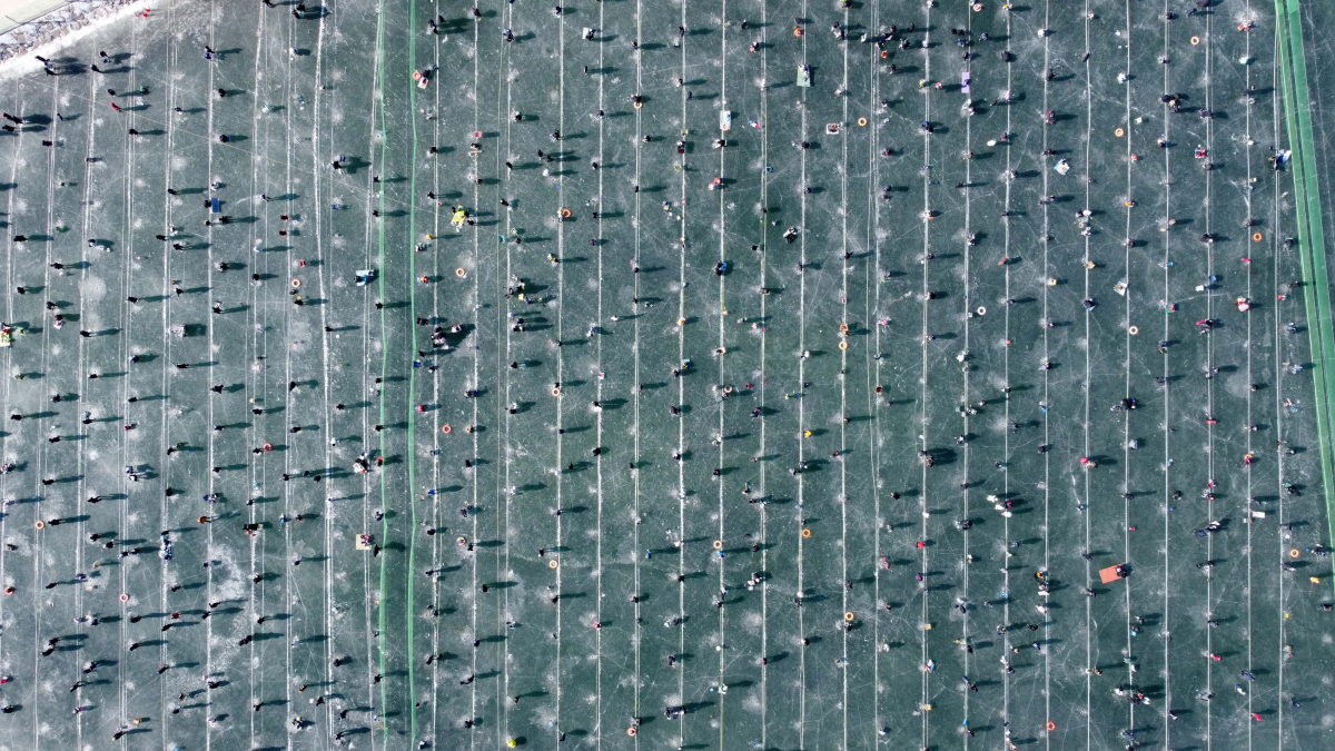 ▲7일 강원 화천군 화천천 일대에서 열린 화천 산천어축제를 찾은 시민들이 얼음낚시를 하고 있다. 올해로 20주년을 맞은 화천 산천어축제는 매년 100만명 이상이 방문하고 있다. 신태현 기자 holjjak@