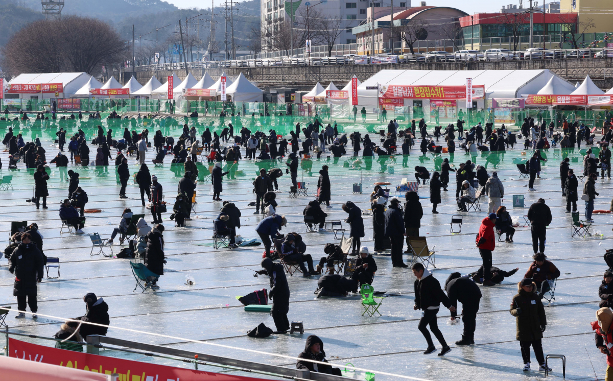 ▲7일 강원 화천군 화천천 일대에서 열린 화천 산천어축제를 찾은 시민들이 얼음낚시를 하고 있다. 올해로 20주년을 맞은 화천 산천어축제는 매년 100만명 이상이 방문하고 있다. 신태현 기자 holjjak@