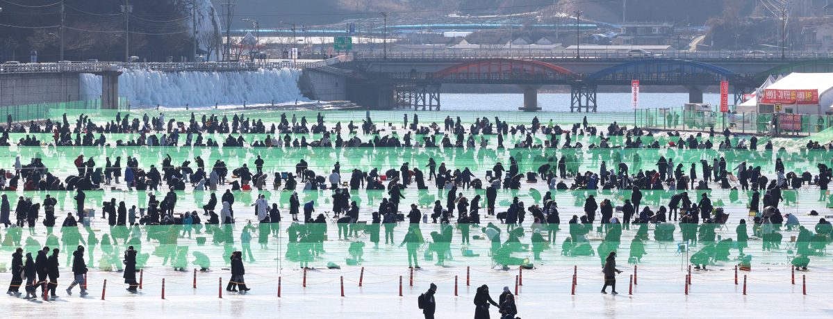 ▲7일 강원 화천군 화천천 일대에서 열린 화천 산천어축제를 찾은 시민들이 얼음낚시를 하고 있다. 올해로 20주년을 맞은 화천 산천어축제는 매년 100만명 이상이 방문하고 있다. 신태현 기자 holjjak@
