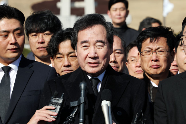 ▲더불어민주당 이낙연 전 대표가 7일 오전 광주 북구 국립 5·18 민주묘지에서 참배를 마친 뒤 발언을 하고 있다. (연합뉴스)