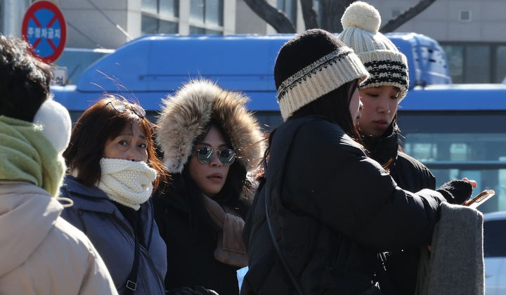 ▲7일 서울 종로구 경복궁 주변에서 관광객들이 추위를 견디며 이동하고 있다. (뉴시스)