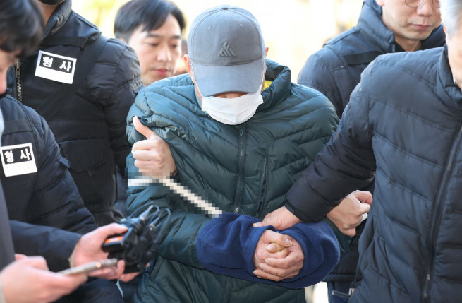 ▲경기 고양시와 양주시에서 60대 여성 다방 업주 2명을 잇달아 살해한 혐의를 받는 이 모 씨가 7일 오후 경기 고양시 의정부지방법원 고양지원에서 구속 전 피의자 심문(영장실질심사)을 받기 위해 법정으로 향하고 있다. 연합뉴스