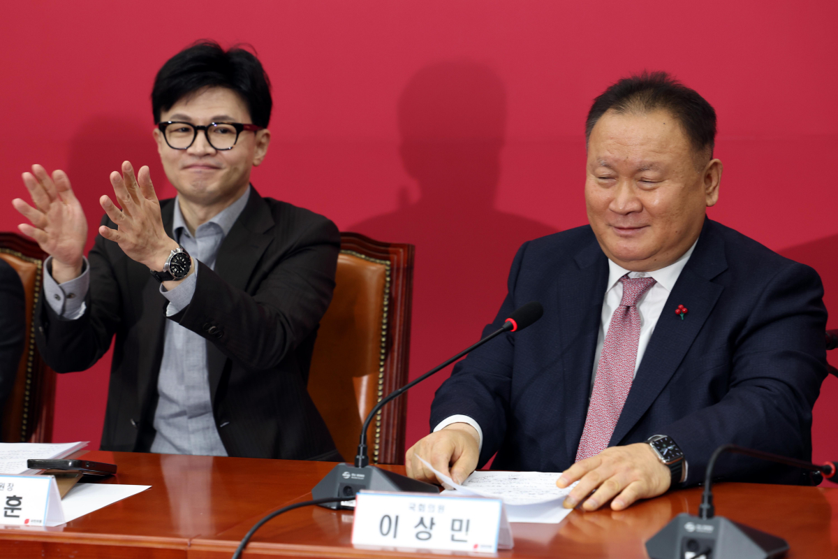 ▲[서울=뉴시스] 조성봉 기자 = 한동훈 국민의힘 비상대책위원장이 8일 오전 서울 여의도 국회에서 열린 비대위 회의에서 국민의힘 입당한 이상민 의원을 축하하며 박수를 치고 있다. 2024.01.08. suncho21@newsis.com