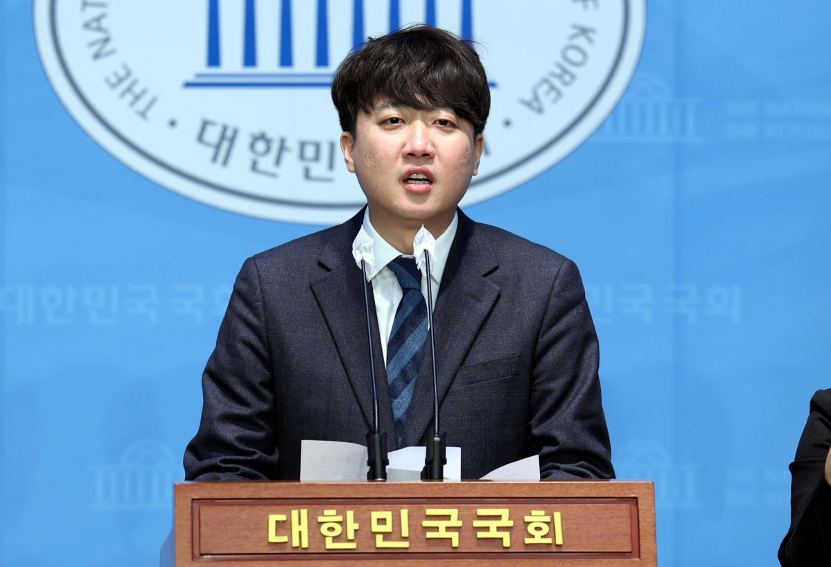 ▲[서울=뉴시스] 조성봉 기자 = 이준석 개혁신당(가칭) 정강정책위원장이 8일 오전 서울 여의도 국회 소통관에서 언론 정책을 발표하고 있다. 이 위원장은 신당 창당 후 첫 과제로 공영방송 사장 임명동의제와 10년 이상 방송 경력 의무화 등을 제시했다. 2024.01.08. suncho21@newsis.com