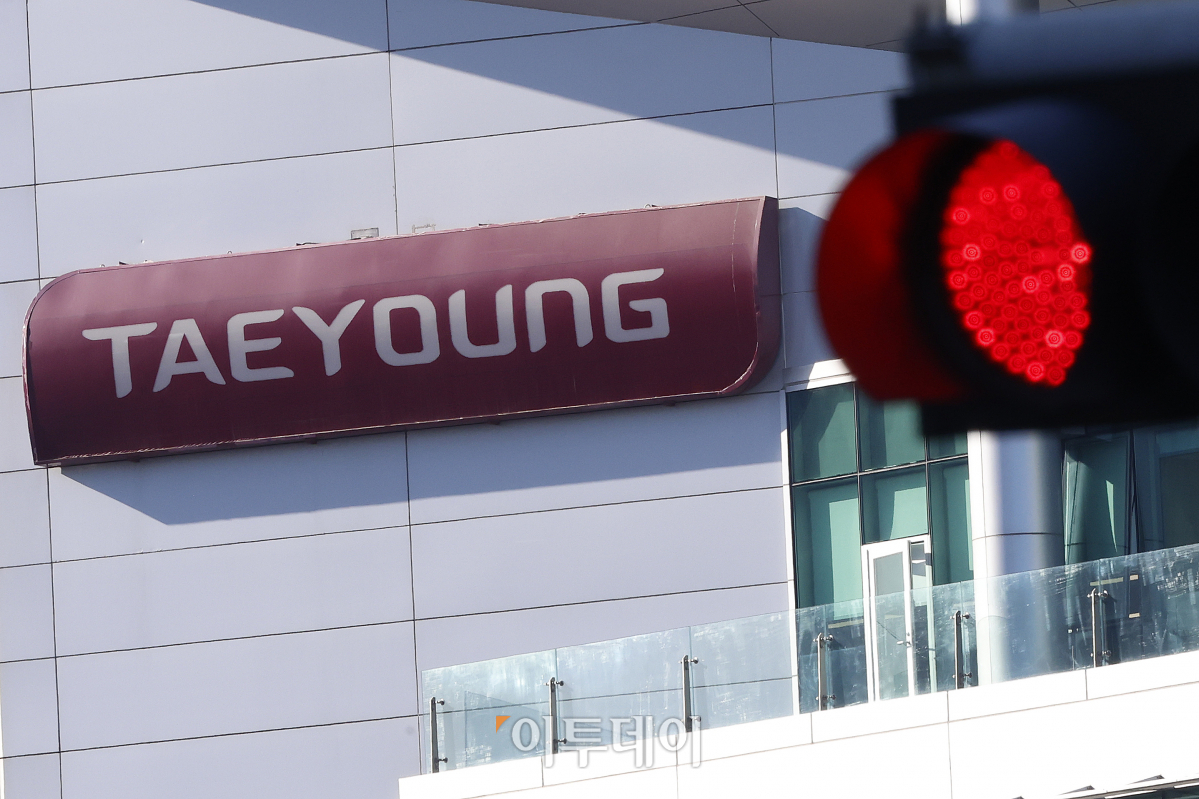 ▲8일 태영그룹이 태영건설의 워크아웃 신청과 관련해 채권단의 4가지 자구안을 수용하기로 결정하고 추가 자구안을 제시했다. 이날 금융권과 금융당국 등에 따르면 태영그룹은 금융당국에 4가지 자구안을 채권단 요청대로 수용, 실행하고 티와이홀딩스 지분을 담보로 제공하기로 했다. 한편 태영건설은 부동산 프로젝트 파이낸싱(PF) 위기로 지난달 28일 워크아웃을 신청했다. 이날 서울 여의도 태영건설 본사 모습. 조현호 기자 hyunho@