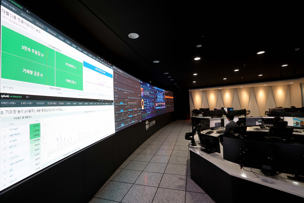 ▲주택담보대출 대환대출 인프라 개시를 하루 앞둔 8일 경기 성남시 금융결제원 분당센터에서 관계자들이 업무를 보고 있다. 신태현 기자 holjjak@