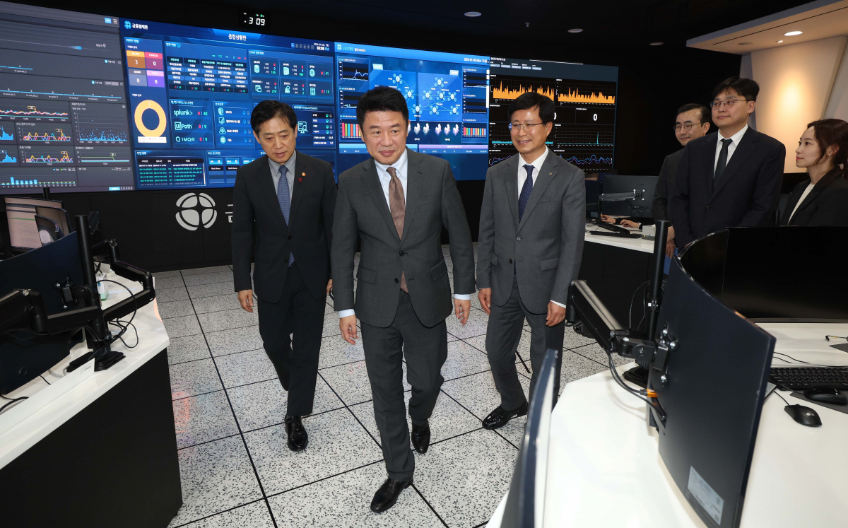 ▲김주현(왼쪽부터) 금융위원장과 유의동 국민의힘 정책위의장, 박종석 금융결제원장이 8일 경기 성남시 금융결제원 분당센터 통합관제실을 찾아 주택담보대출 대환대출 인프라 개시를 하루 앞두고 현장점검을 마친 뒤 나서고 있다. 신태현 기자 holjjak@