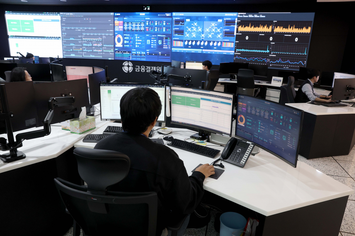 ▲주택담보대출 대환대출 인프라 개시를 하루 앞둔 8일 경기 성남시 금융결제원 분당센터에서 관계자들이 업무를 보고 있다. 신태현 기자 holjjak@