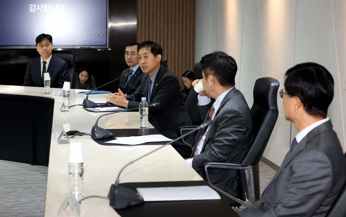 ▲김주현 금융위원장이 8일 경기 성남시 금융결제원 분당센터 통합관제실에서 열린 온라인·원스톱 대환대출 인프라 개시 현장점검에서 인사말을 하고 있다. 신태현 기자 holjjak@