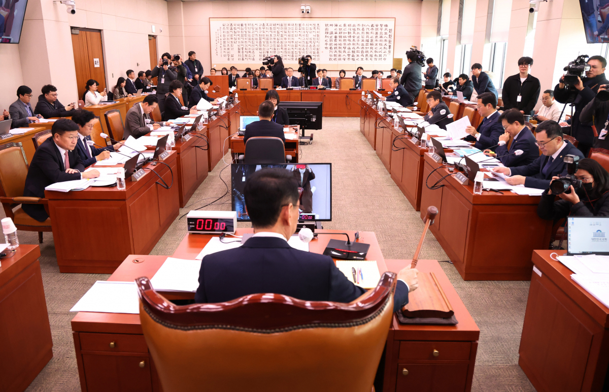 ▲김도읍 국회 법제사법위원회 위원장이 8일 오후 서울 여의도 국회에서 열린 법제사법위원회 전체회의에서 의사봉을 두드리고 있다.  (뉴시스)