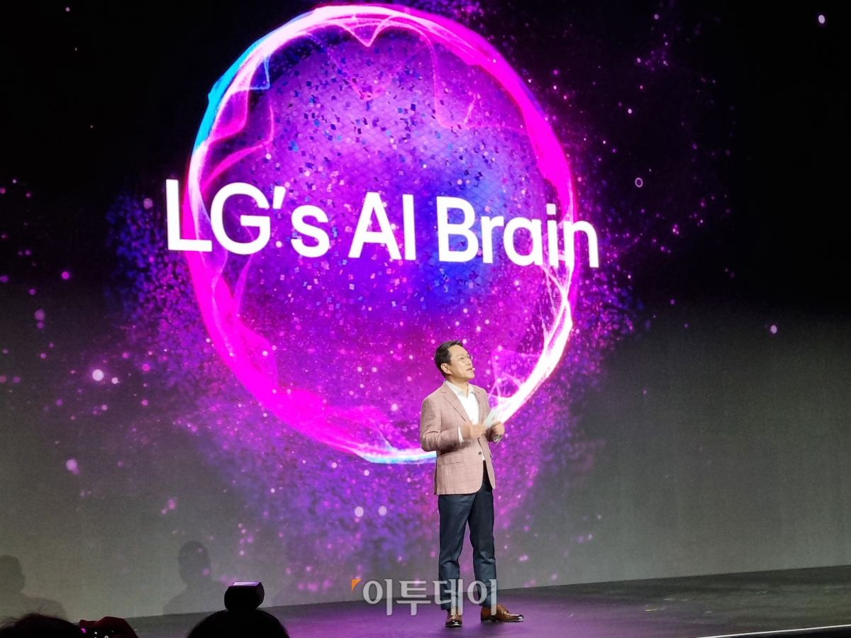 ▲조주완 LG전자 사장이 8일(현지시간) 미국 라스베이거스 만달레이베이 호텔에서 열린 'LG 월드 프리미어' 행사에서 ‘고객의 미래를 재정의하다(Reinvent your future)’란 주제로 연설하고 있다. (박민웅 기자 pmw7001@)