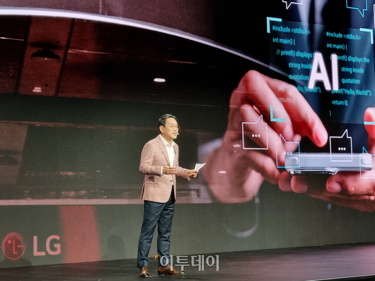 ▲조주완 LG전자 사장이 8일(현지시간) 미국 라스베이거스 만달레이베이 호텔에서 열린 'LG 월드 프리미어' 행사에서 ‘고객의 미래를 재정의하다(Reinvent your future)’란 주제로 연설하고 있다. (박민웅 기자 pmw7001@)