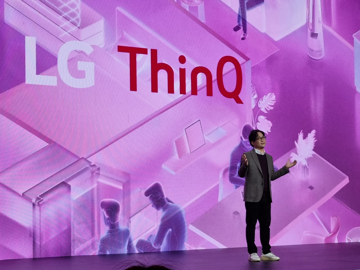 ▲LG전자 관계자가 8일(현지시간) 미국 라스베이거스 만달레이베이 호텔에서 열린 'LG 월드 프리미어' 행사에서 LG 스마트홈 플랫폼 'LG씽큐'에 관해 소개하고 있다. (박민웅 기자 pmw7001@)