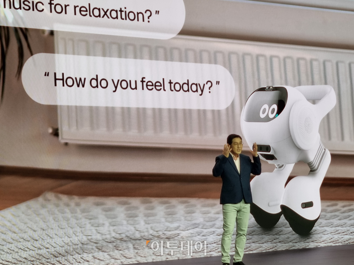 ▲LG전자 관계자가 8일(현지시간) 미국 라스베이거스 만달레이베이 호텔에서 열린 'LG 월드 프리미어' 행사에서 만능 가사 생활도우미 '스마트홈 AI 에이전트'를 소개하고 있다. (박민웅 기자 pmw7001@)