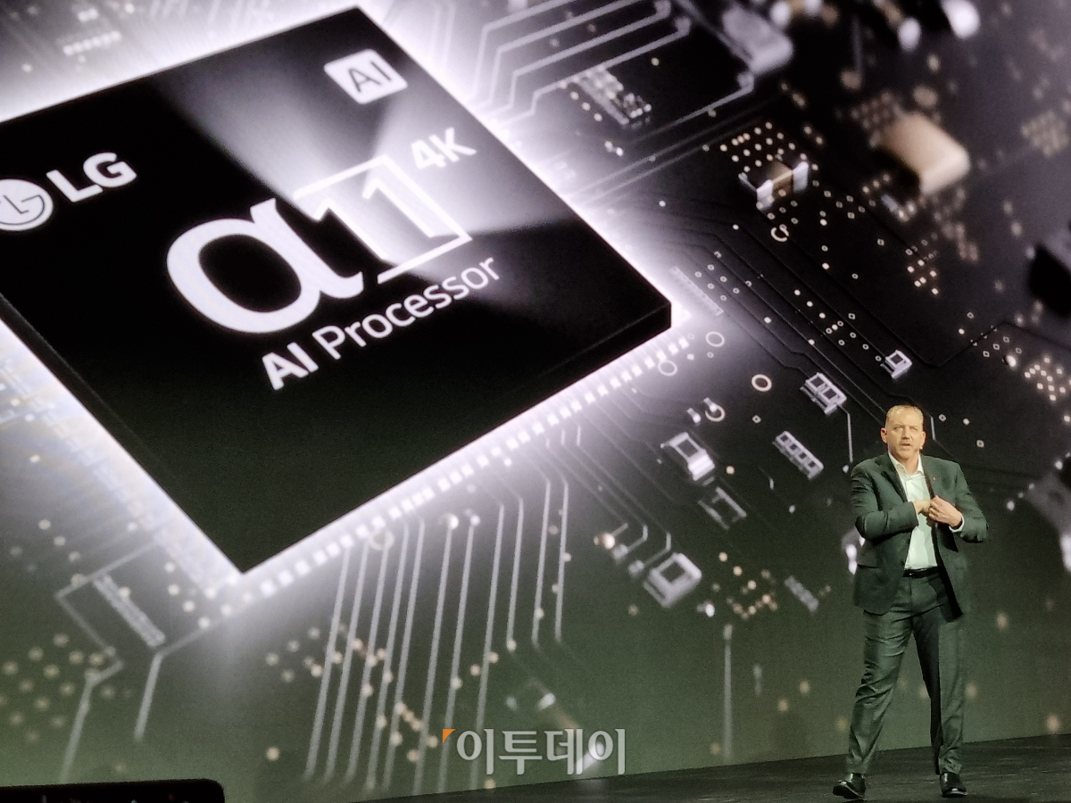 ▲LG전자 관계자가 8일(현지시간) 미국 라스베이거스 만달레이베이 호텔에서 열린 'LG 월드 프리미어' 행사에서 올레드 전용 화질·음질 엔진 '알파11 프로세서'를 소개하고 있다. (박민웅 기자 pmw7001@)